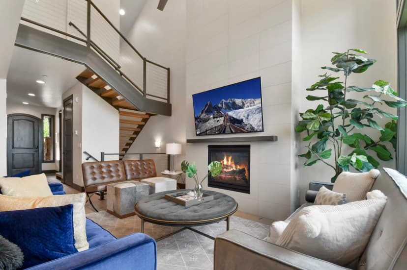 Walk to Skiing, Exceptional Fairway Springs 3 BR, Private Hot Tub, Golf Course Views