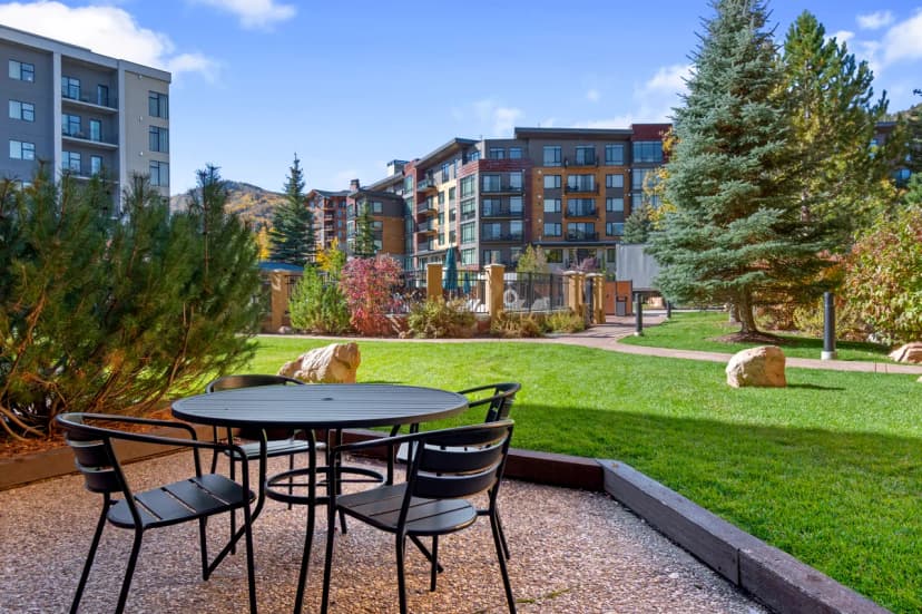 Sundial 1BR in the heart of Canyons Village, walk out to pool, private patio, near hiking & biking