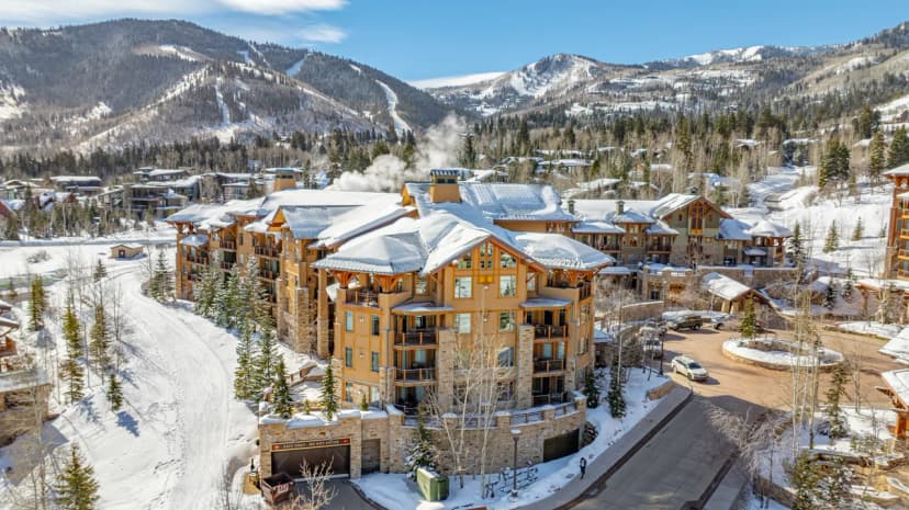 Hyatt one bedroom, balcony, outdoor swimming pool & hot tub, firepit, walk to hiking & biking trails