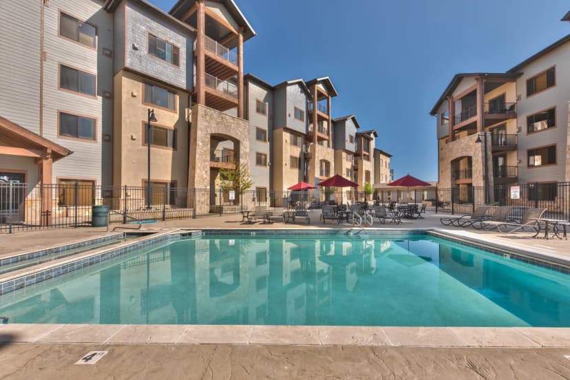 Luxury condo at heart of Canyons, balcony, outdoor pool & hot tub, walk to hiking and biking trails