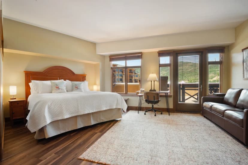 Sundial studio in the heart of Canyons Village, outdoor pool/hot tubs, walk to hiking & biking