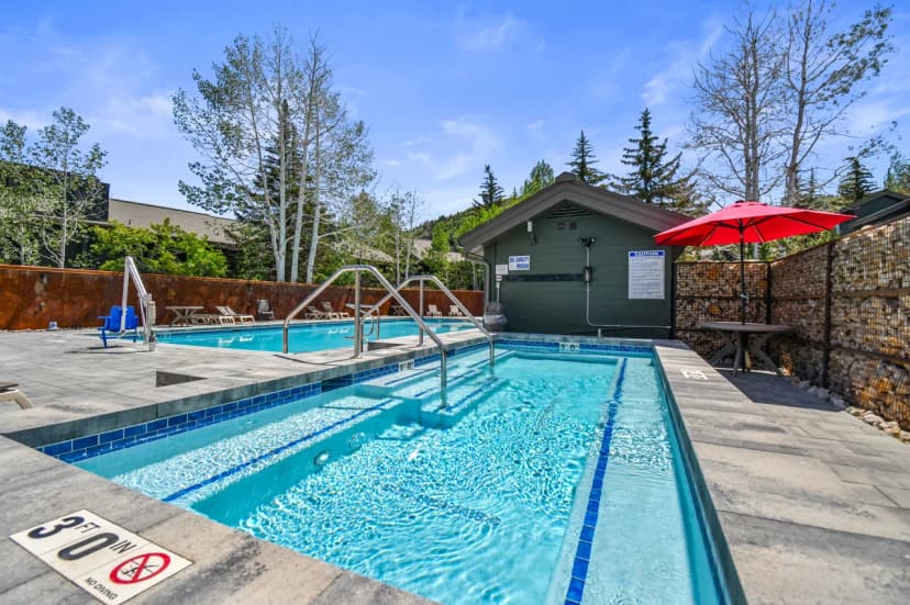Perfect Getaway! Lakeside at Deer Valley 4bd – Pool, Hot Tub, A/C, Walk to Slopes & Main St