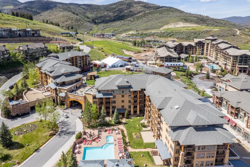 Sundial condo in the heart of Canyons Village, private patio, outdoor pool, walk to hiking & biking