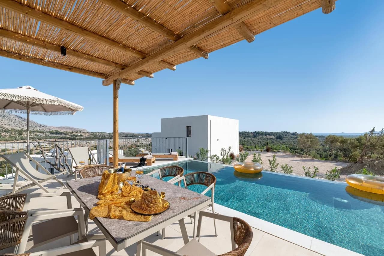 Balcony Three-Bedroom Villa in Μάσαρη