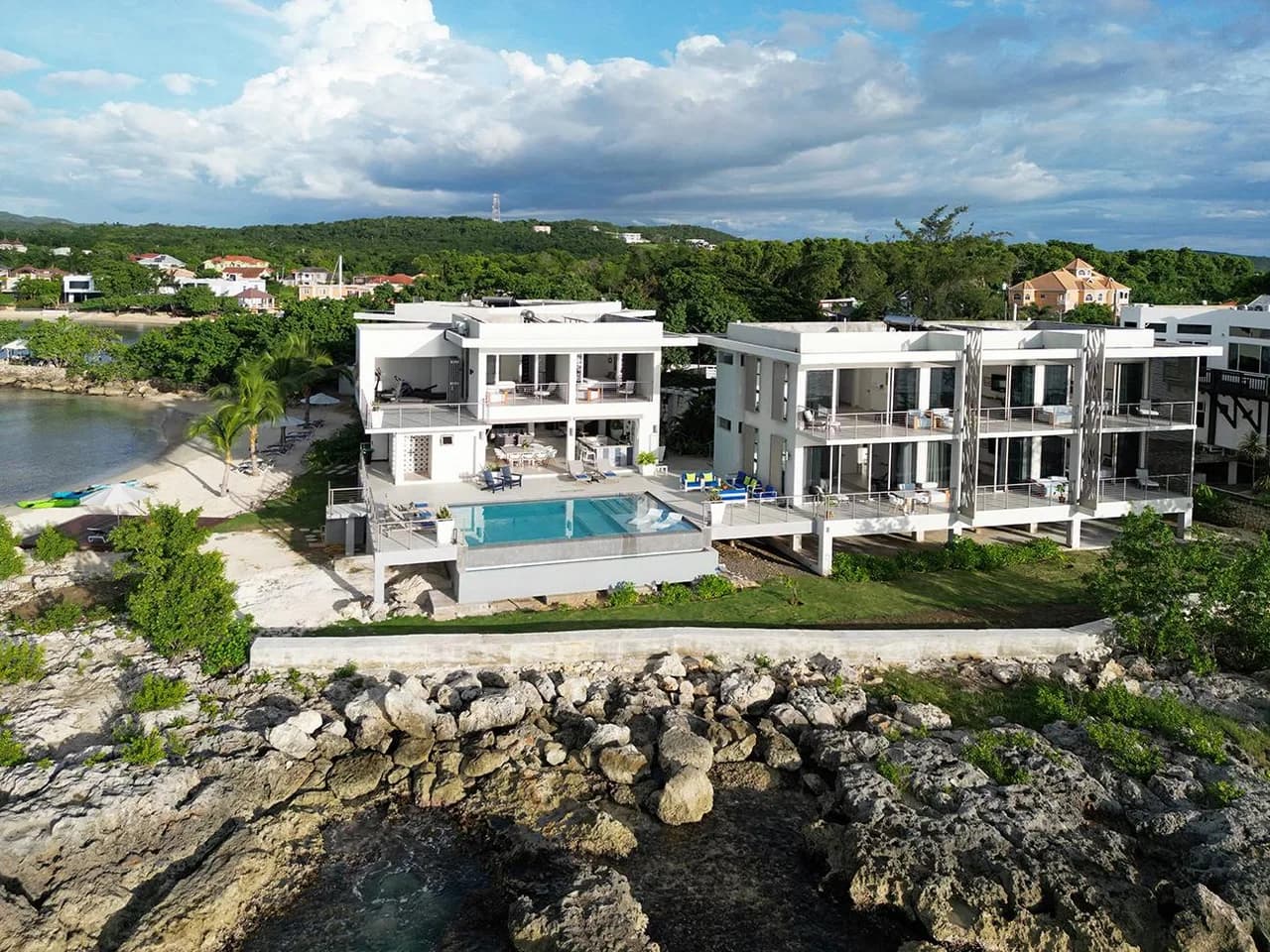 Fully Staffed Ten Bedroom Villa in Whitehouse photo 2