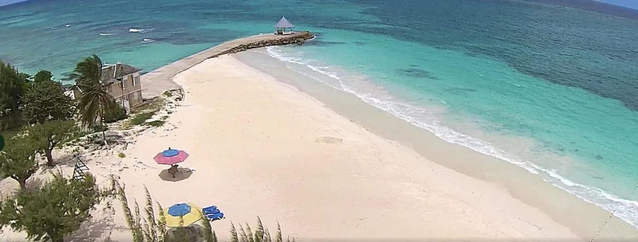 Adrift- 3BR Cozy Cottage w/ Staff in Exclusive Beachfront Gated Estate