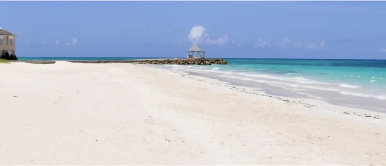 Beachfront Three Bedroom Villa in Silver Sands photo 2