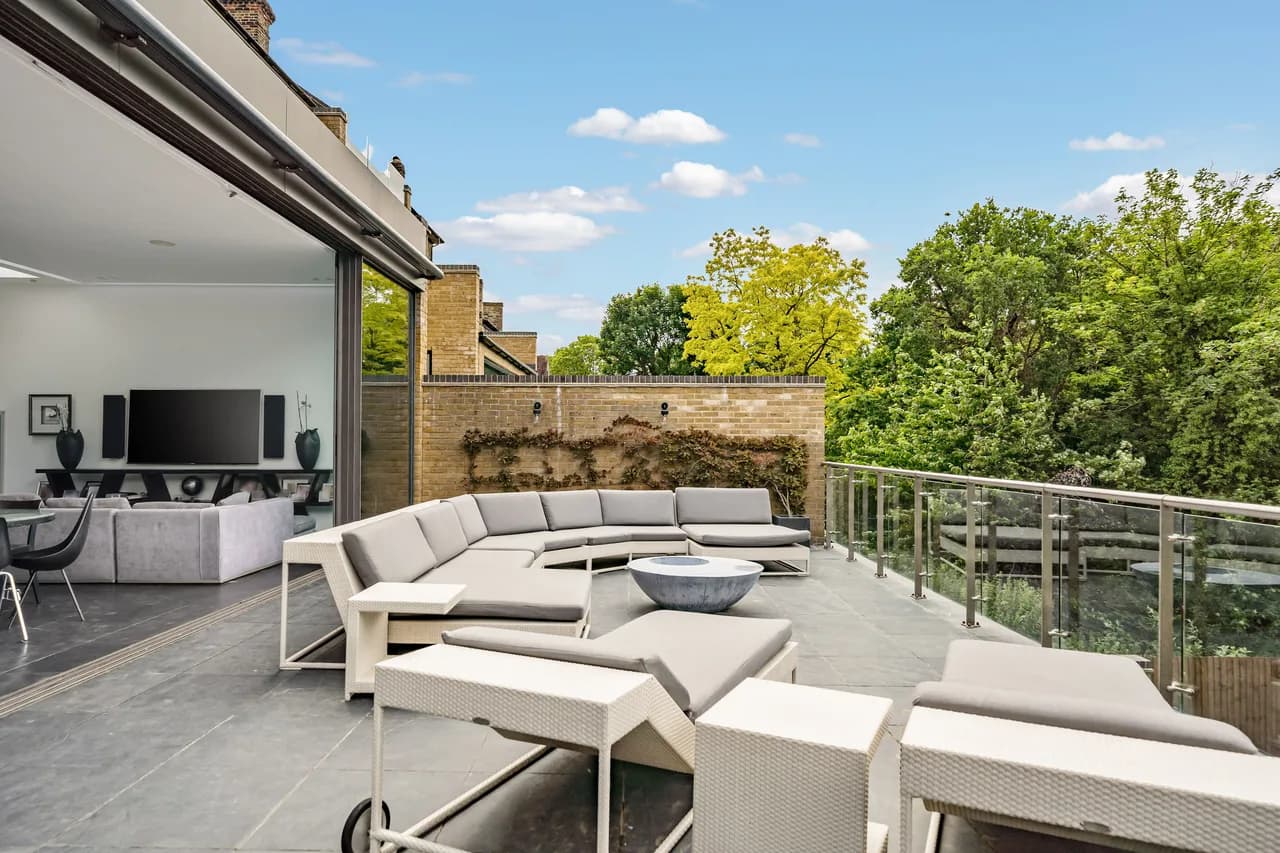 Elegant Five Bedroom Villa in London photo 2
