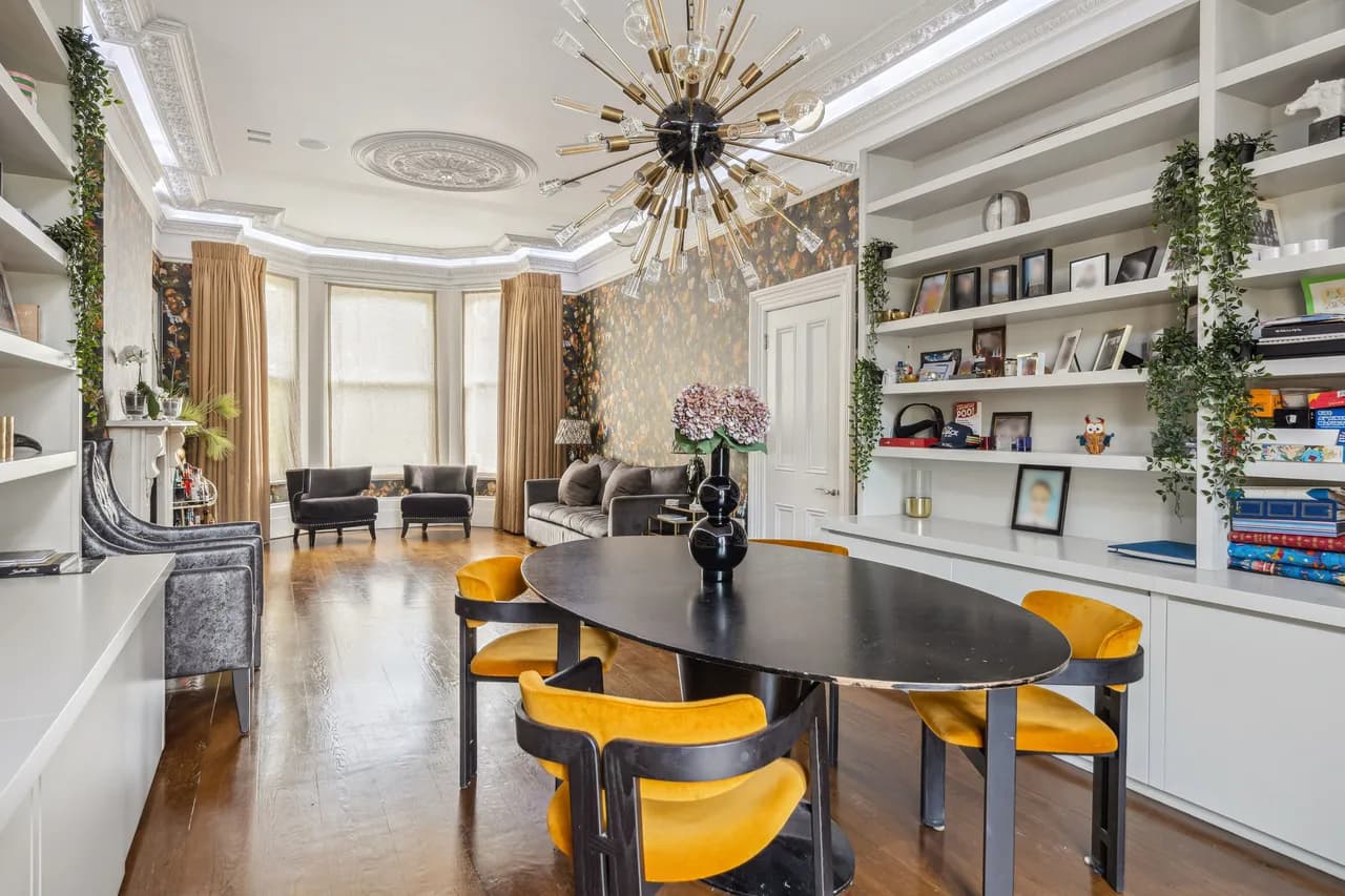 Elegant Five Bedroom Villa in London photo 3