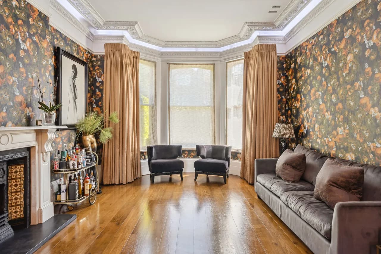 Elegant Five Bedroom Villa in London photo 4