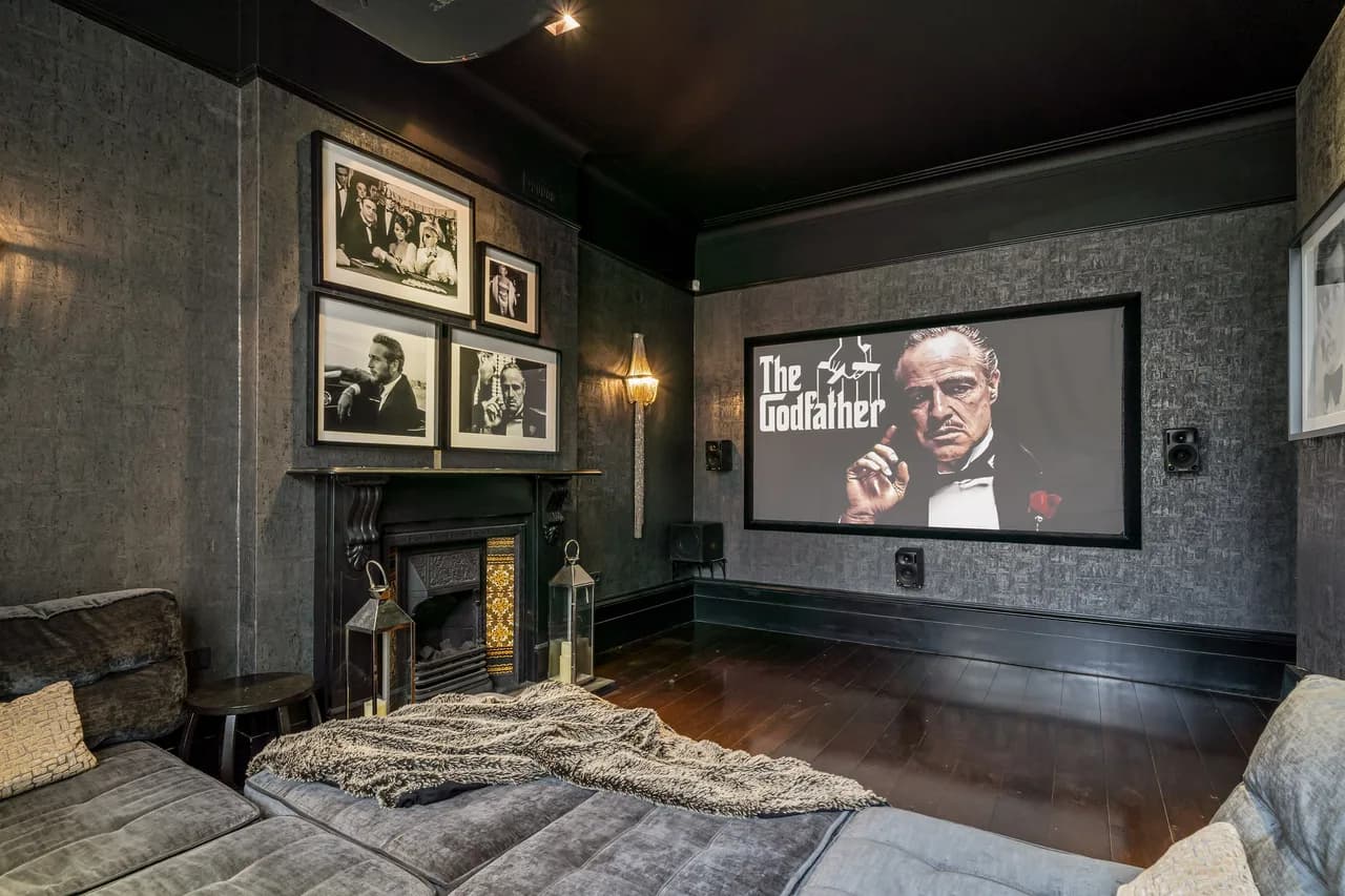 Elegant Five Bedroom Villa in London photo 5