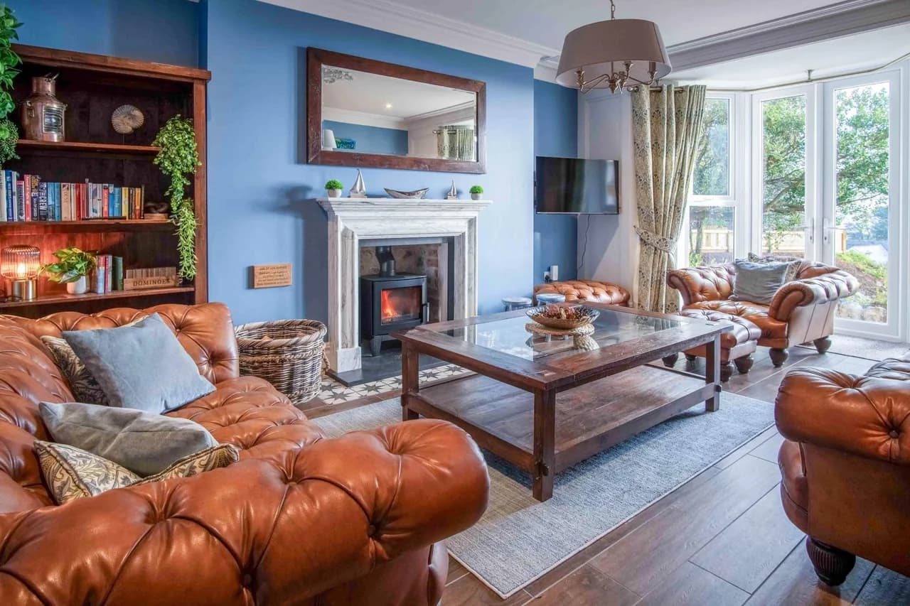 Fireplace Five Bedroom House in Swansea photo 3
