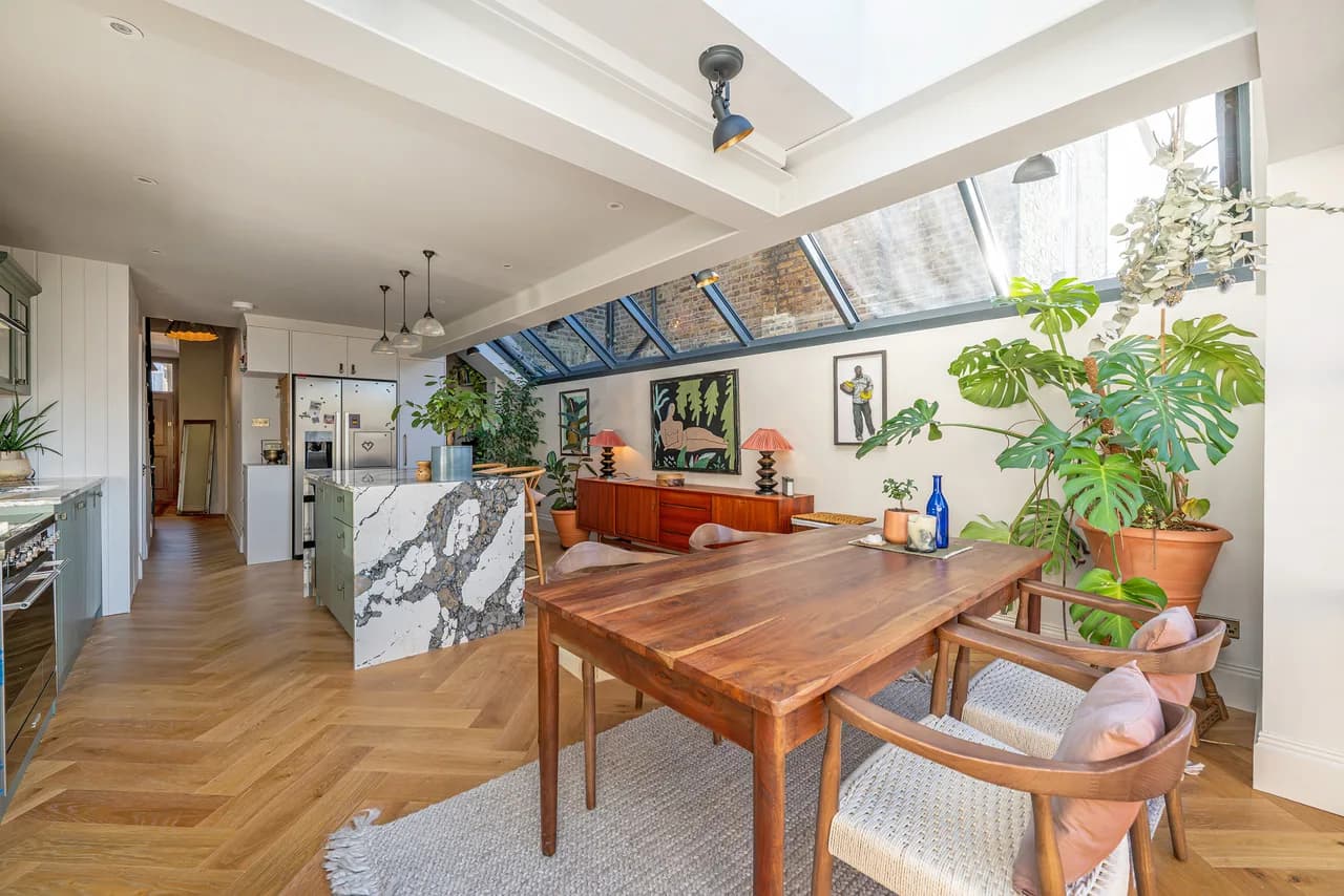 Chic Urban Three Bedroom Apartment in London photo 3