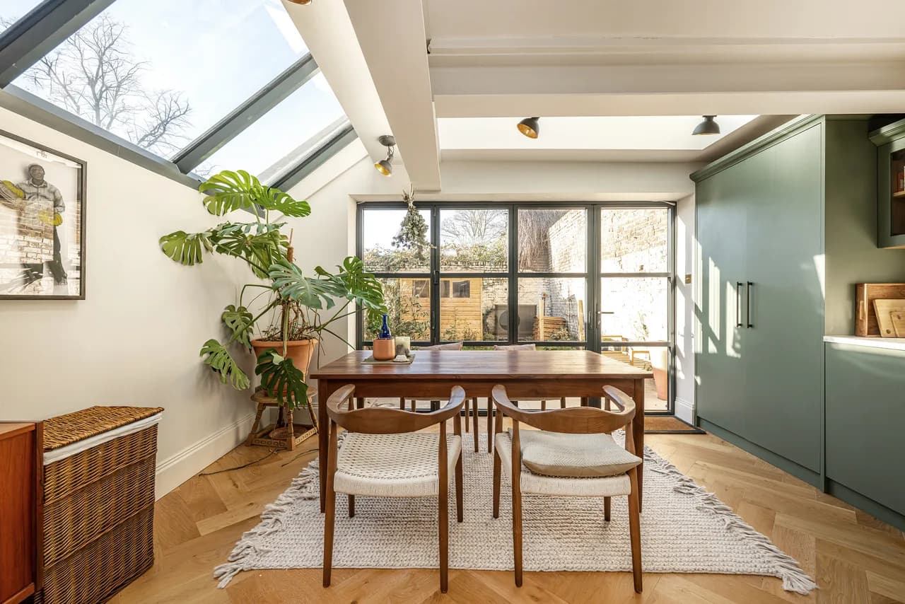 Chic Urban Three Bedroom Apartment in London photo 4