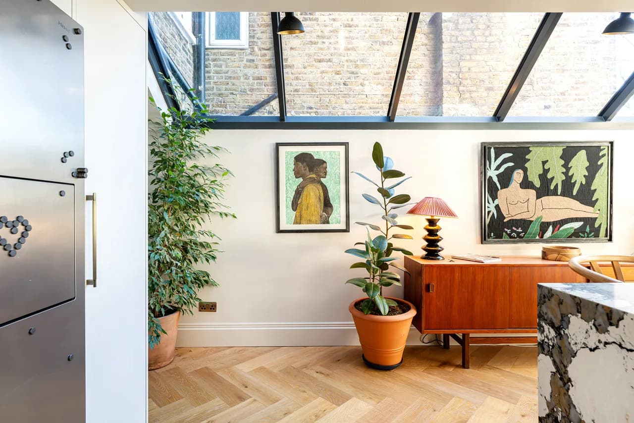Chic Urban Three Bedroom Apartment in London photo 5