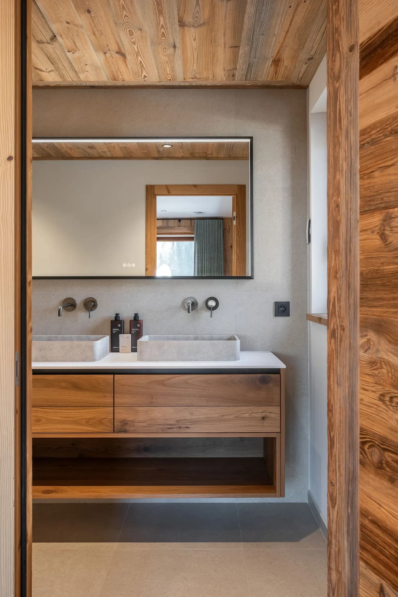Alpine Chalet with Hot Tub in Les Gets photo 2