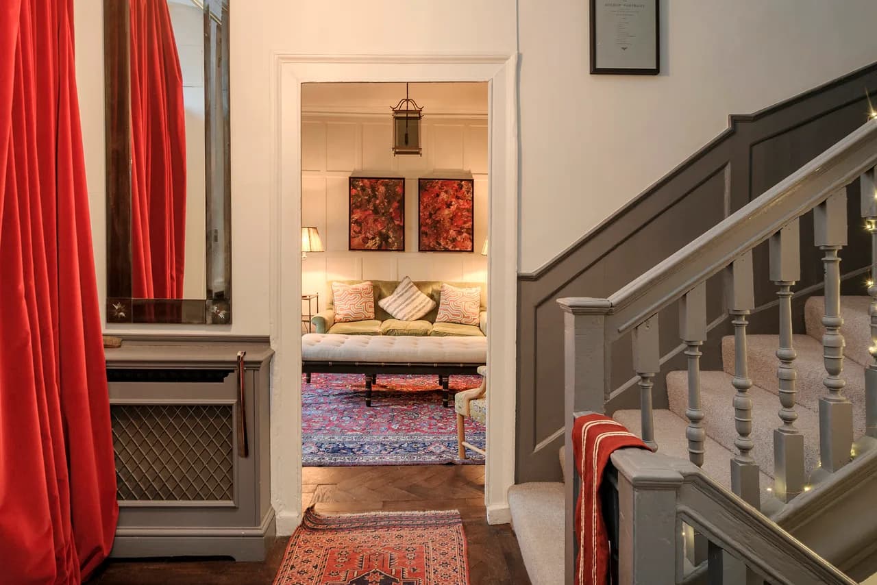Modern Three Bedroom Apartment in London photo 5