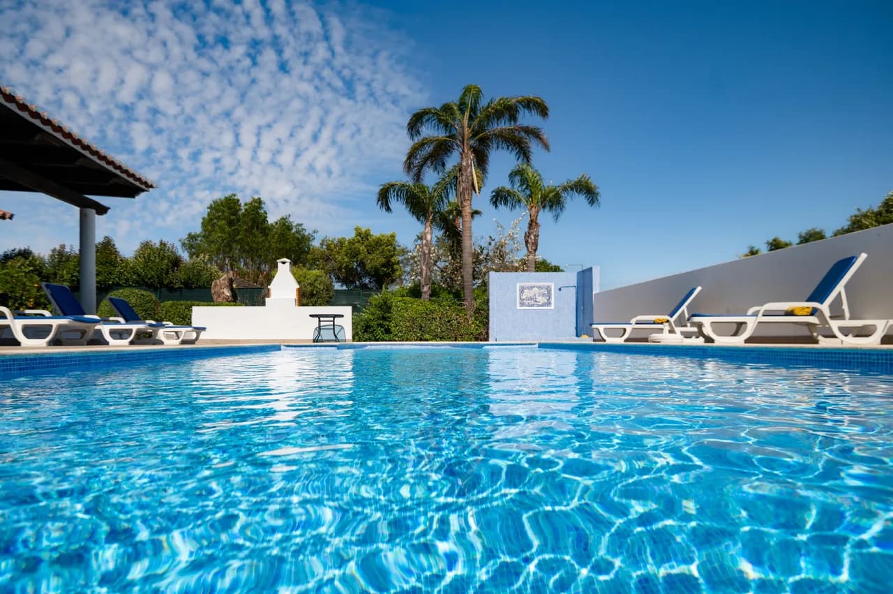 Private Parking Three Bedroom Villa in Quelfes photo 2
