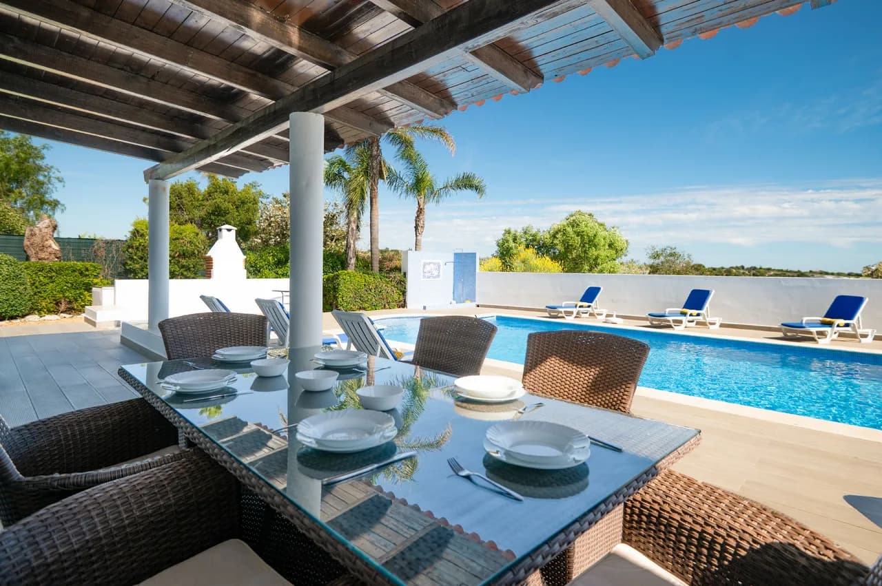 Private Parking Three Bedroom Villa in Quelfes photo 3