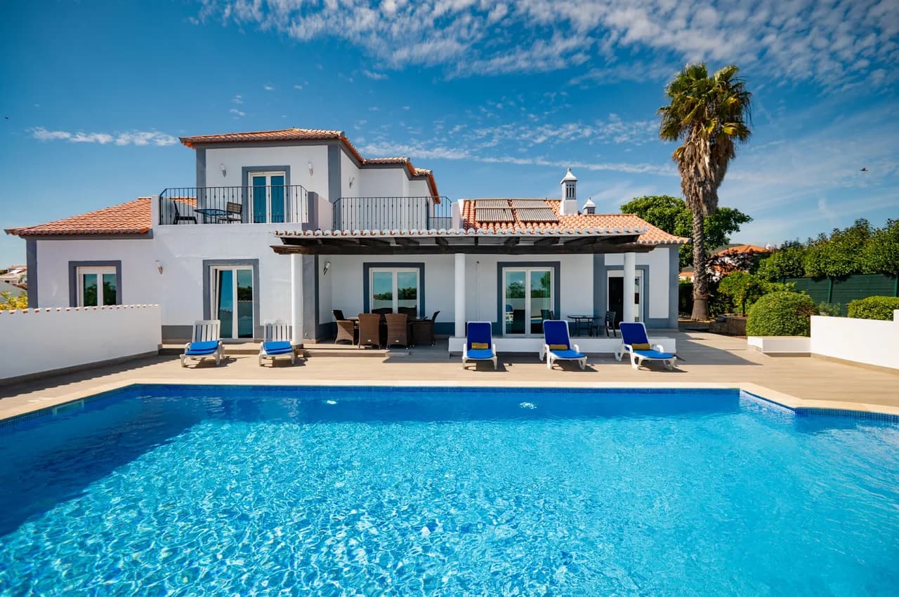 Private Parking Three Bedroom Villa in Quelfes photo 4