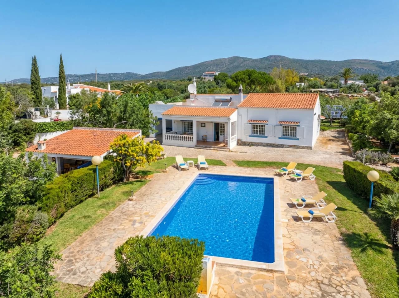 Modern Two Bedroom Retreat in Quelfes photo 2