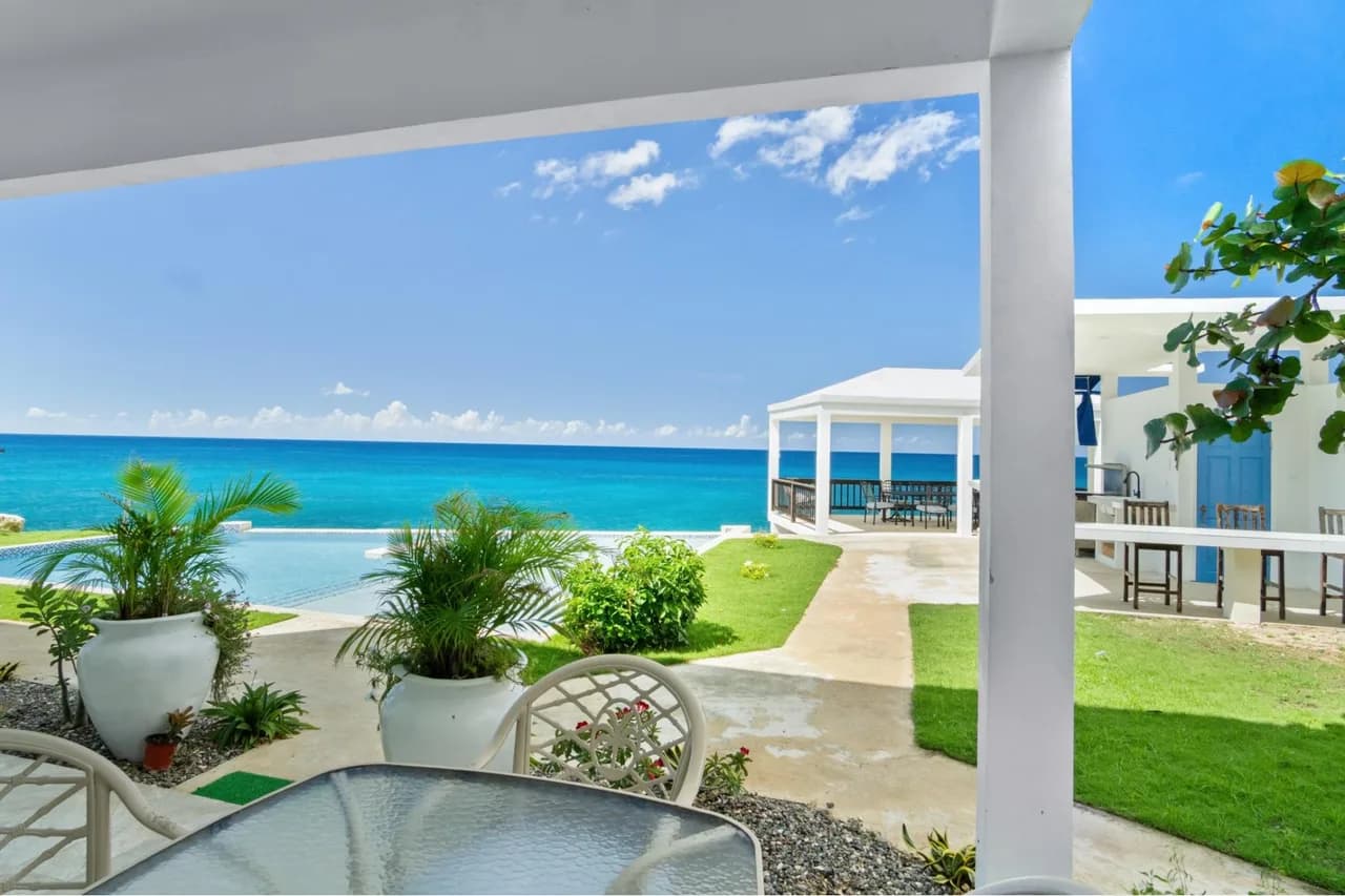 Windward - 5BR Ocean Front Villa w/ Staff