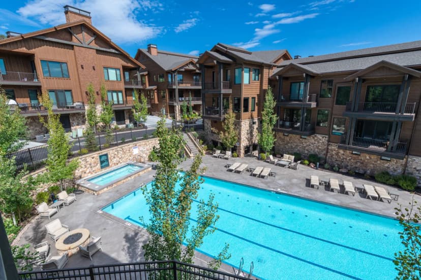 Walk to Skiing, Exceptional Juniper Landing 5 BR, Private Hot Tub, Golf Course Views, Outdoor Pool