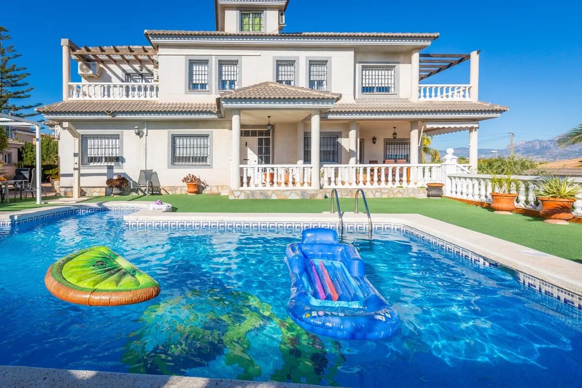Garden Six Bedroom Villa in Mutxamel