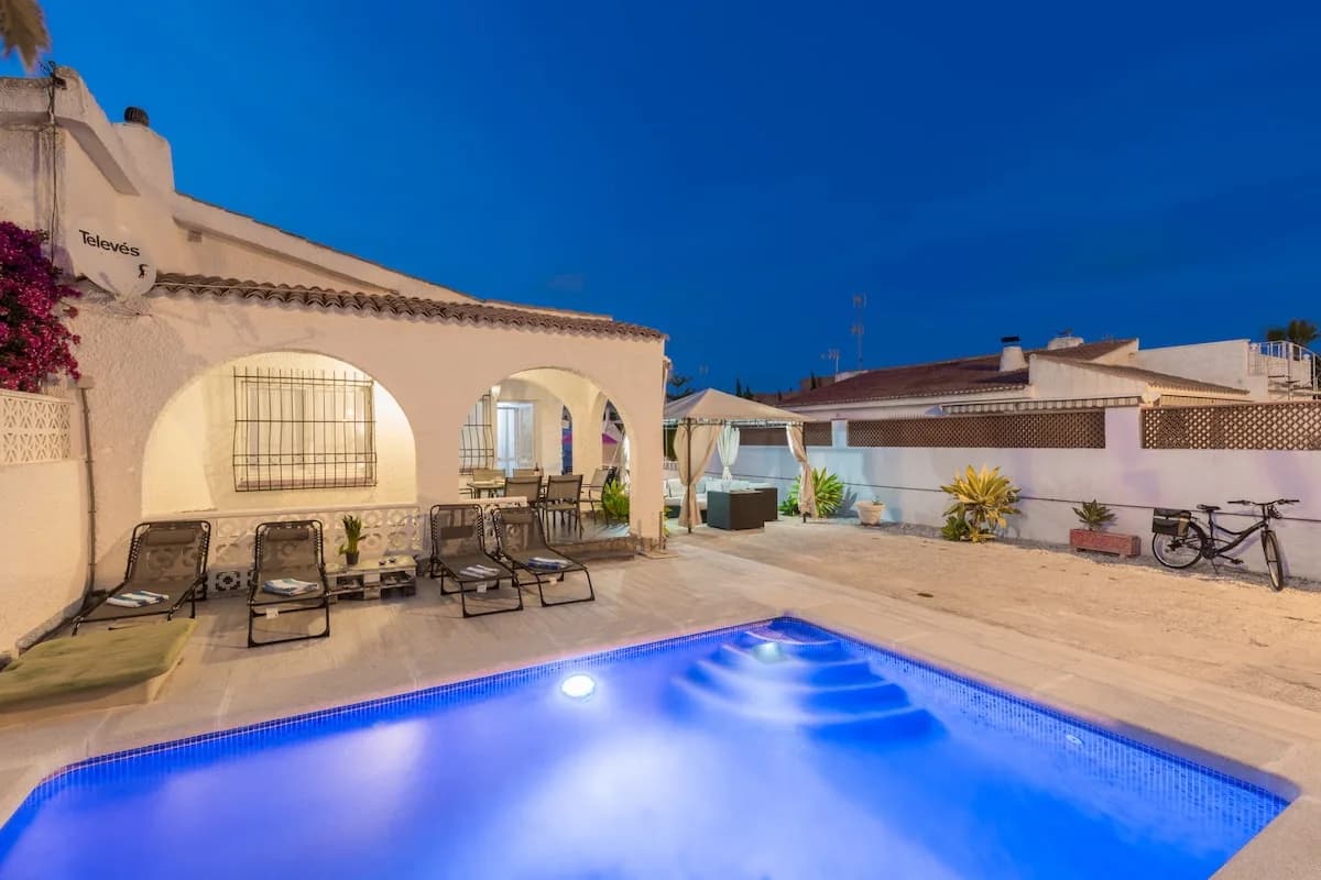 Relaxing Poolside Villa in Torrevieja
