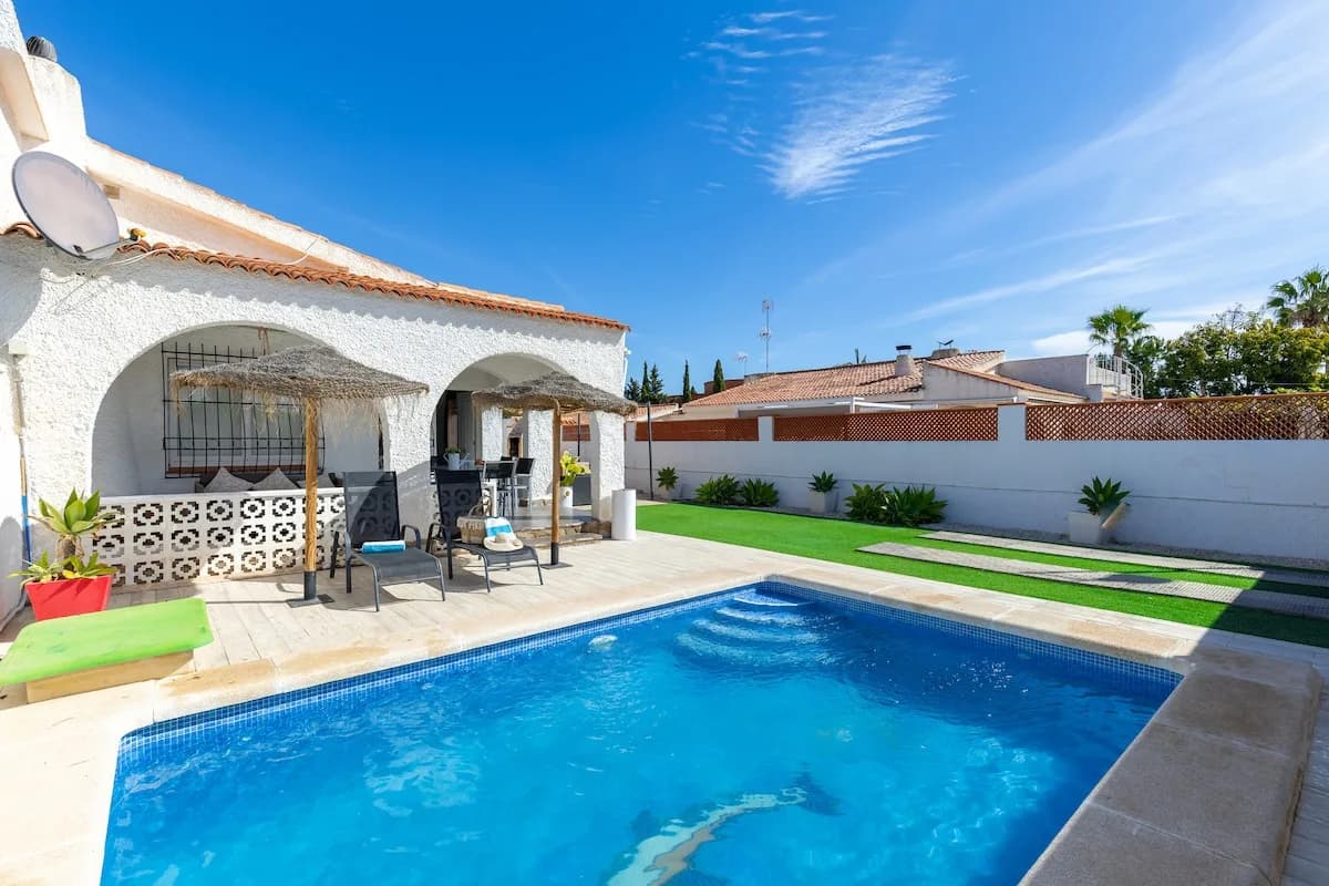 Relaxing Poolside Villa in Torrevieja photo 5