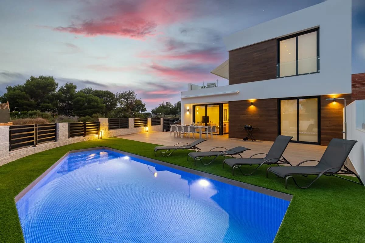 Comfortable Six Bedroom Villa in El Campello