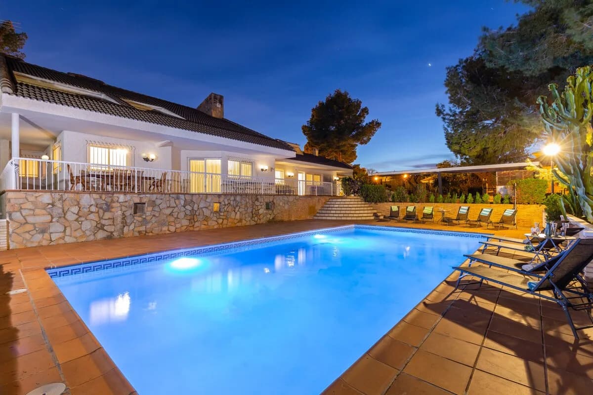 Spacious Nine-Bedroom Villa in La Alcayna