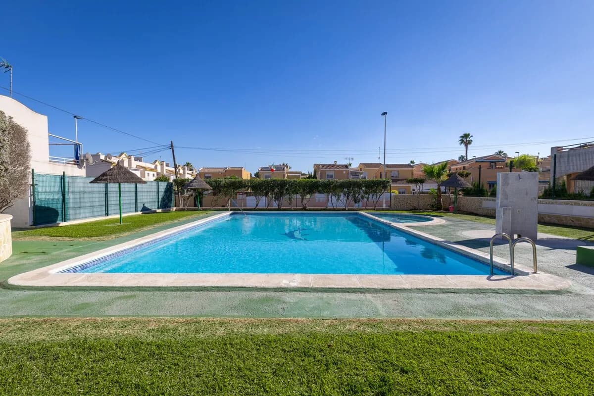 Coastal Four Bedroom Villa in Torrevieja photo 4