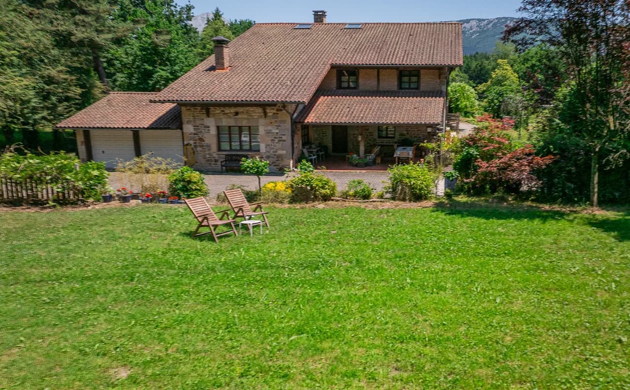 Garden-Facing Four Bedroom Villa in Otxandio