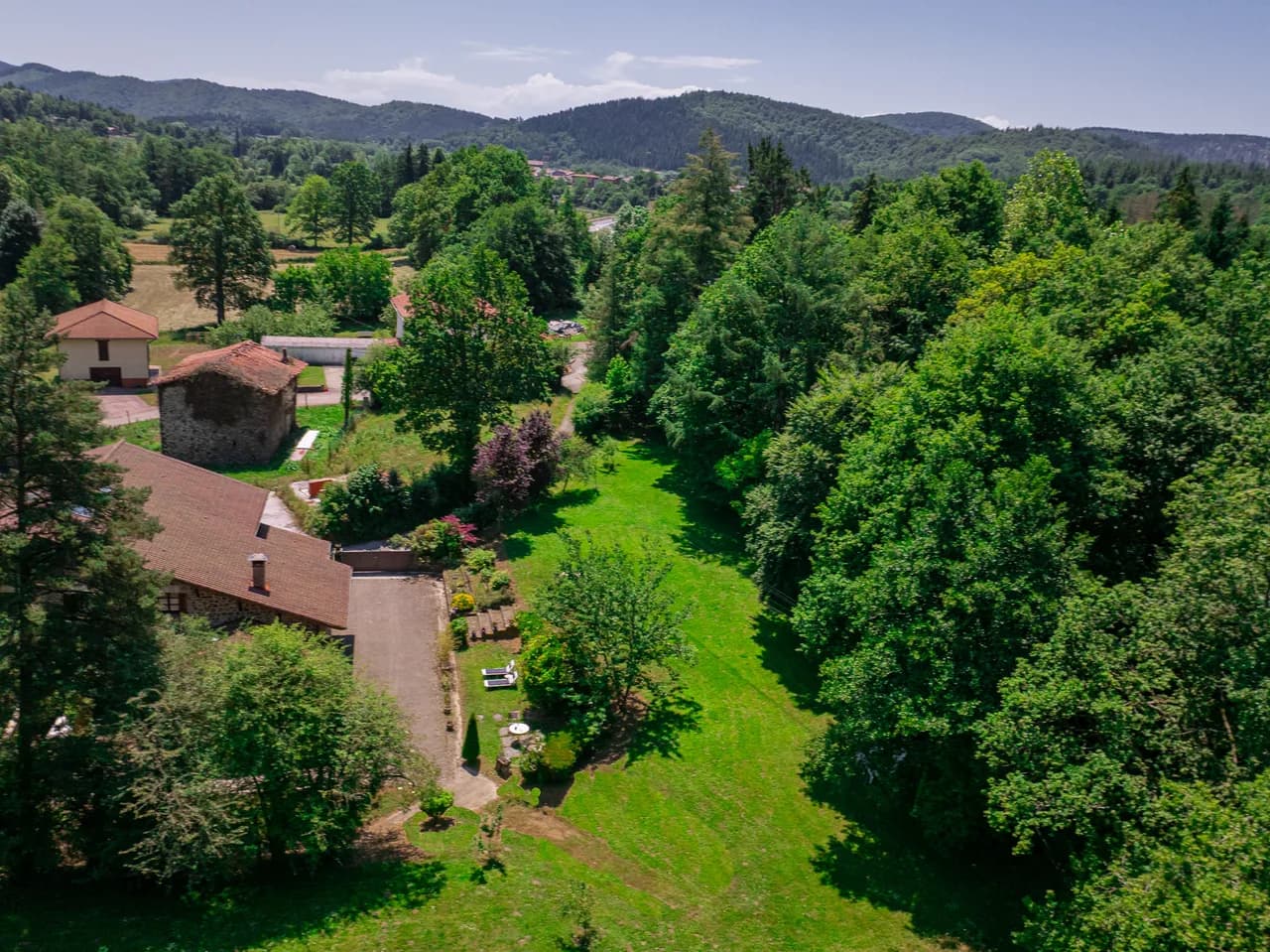 Garden-Facing Four Bedroom Villa in Otxandio photo 2