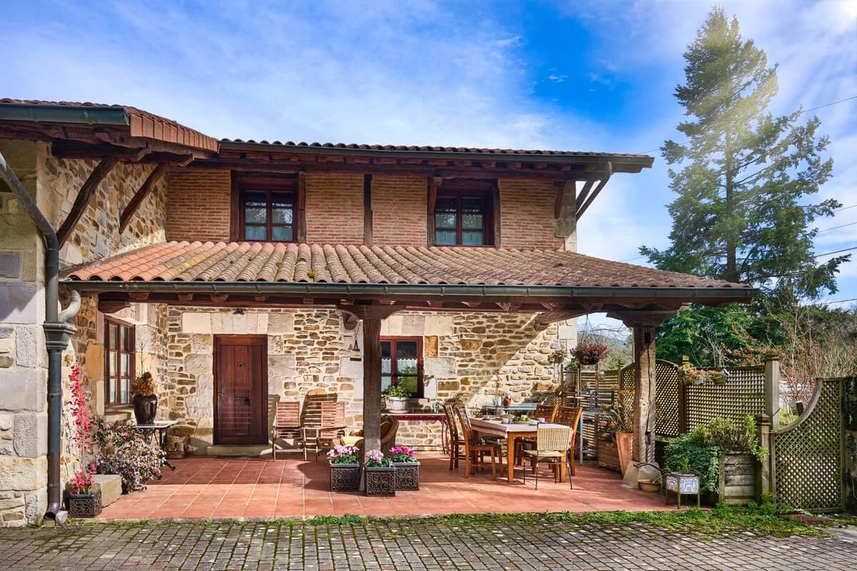 Garden-Facing Four Bedroom Villa in Otxandio photo 3