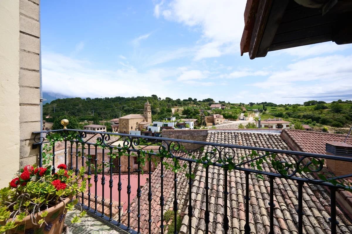 Charming Three Bedroom Villa in Villabuena de Alava