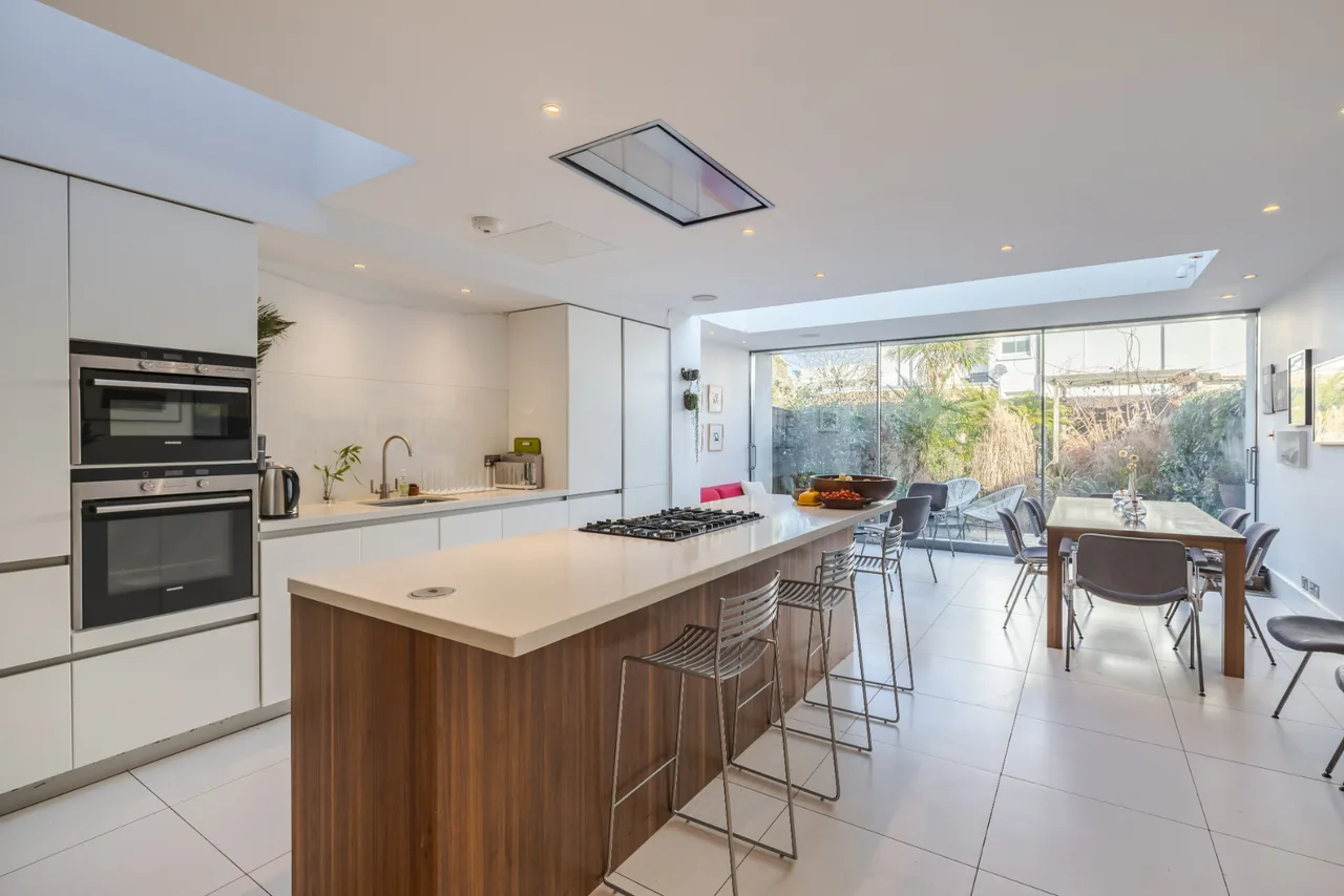 Modern Three Bedroom Villa in Putney