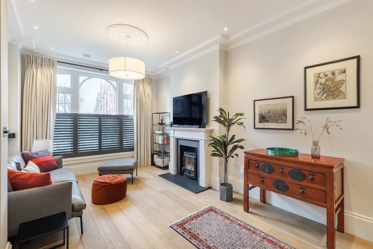 Elegant Four Bedroom Villa in London photo 2