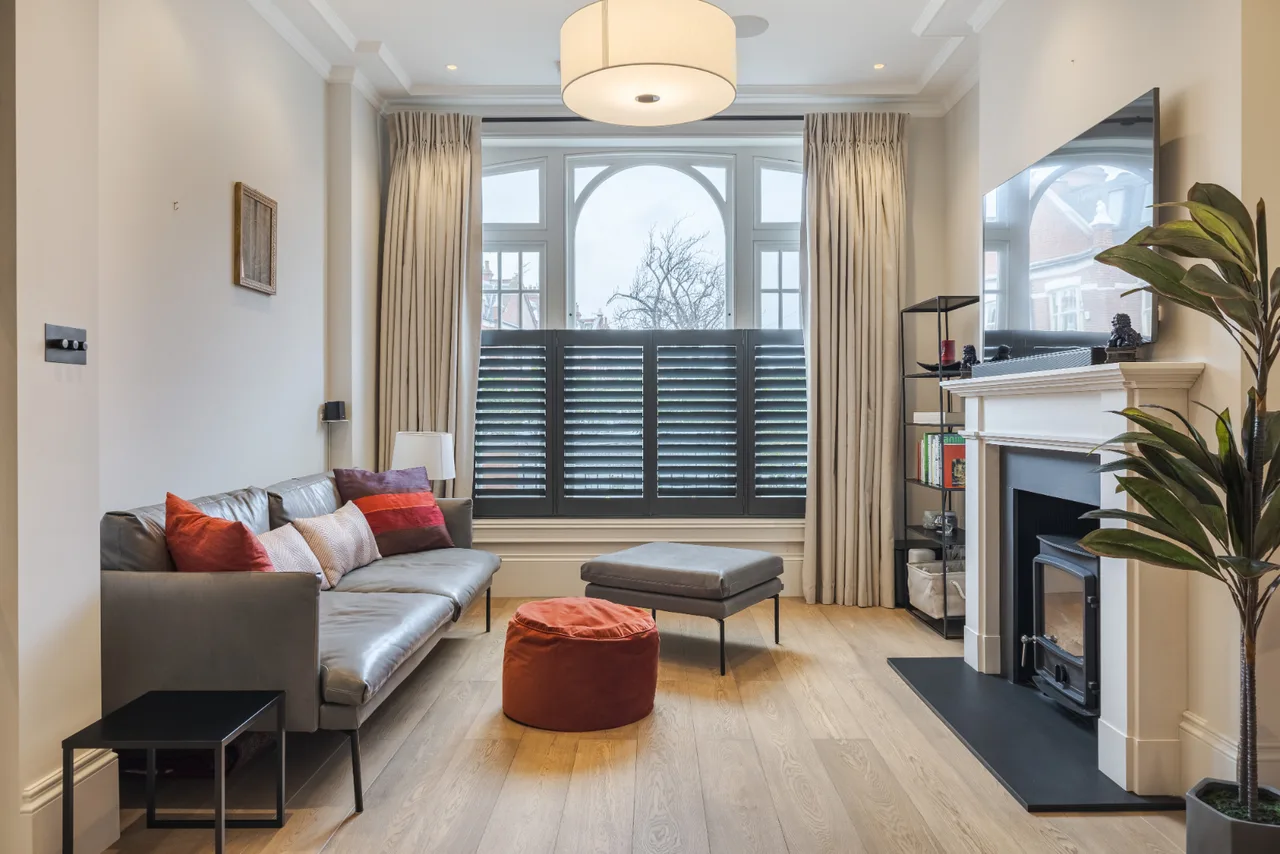 Elegant Four Bedroom Villa in London photo 3