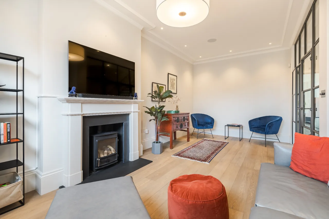 Elegant Four Bedroom Villa in London photo 4
