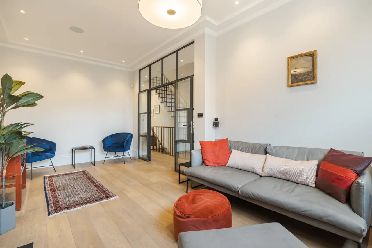 Elegant Four Bedroom Villa in London photo 5