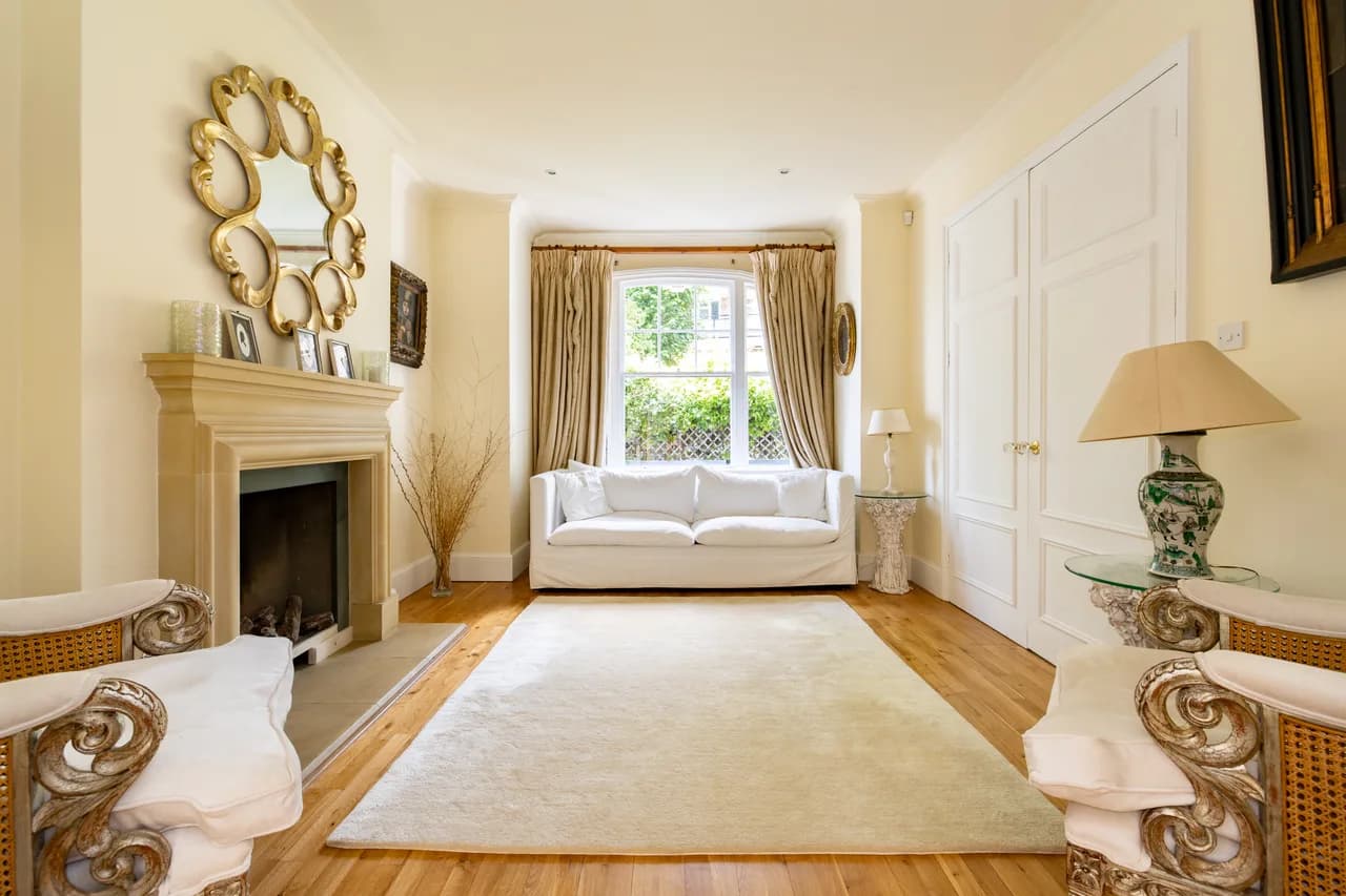 Spacious Family Five Bedroom Home in London photo 2