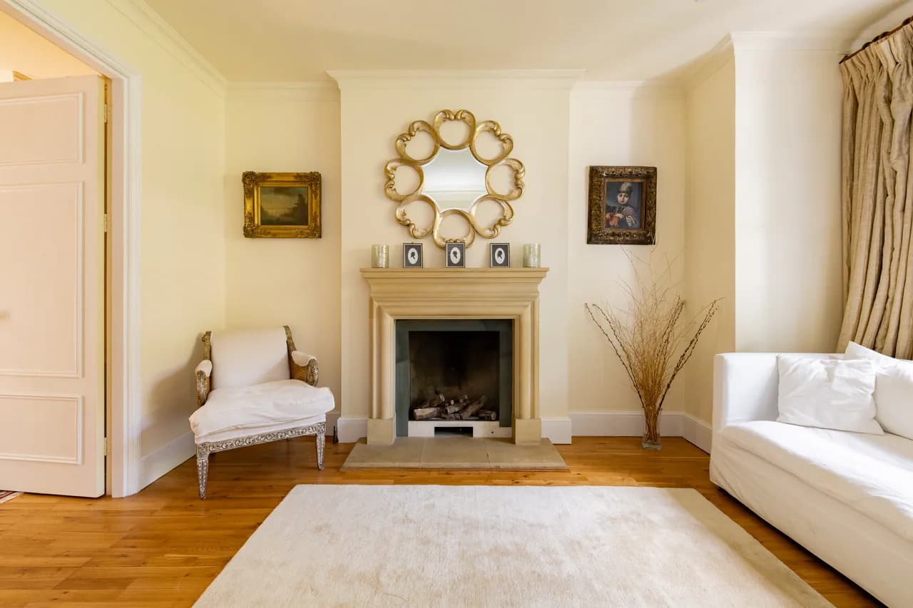 Spacious Family Five Bedroom Home in London photo 3