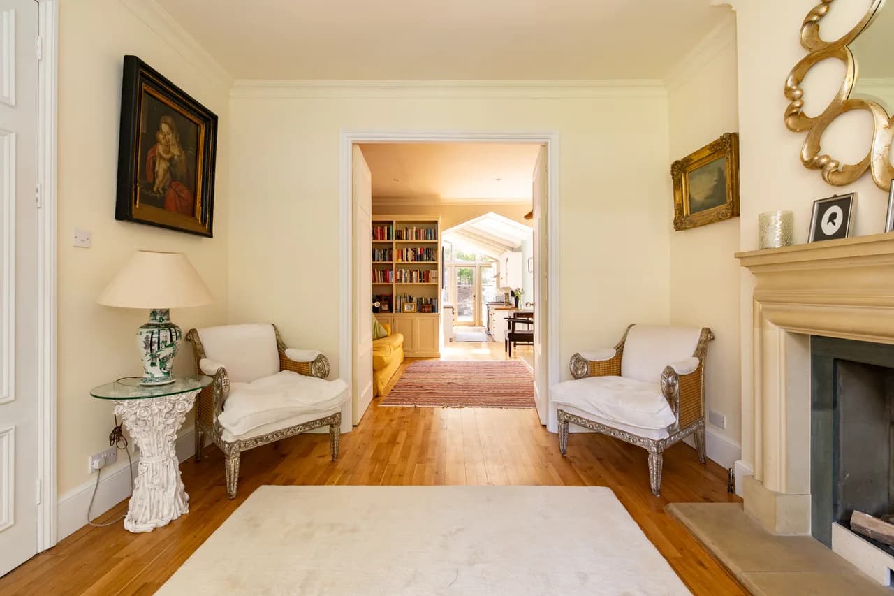 Spacious Family Five Bedroom Home in London photo 4