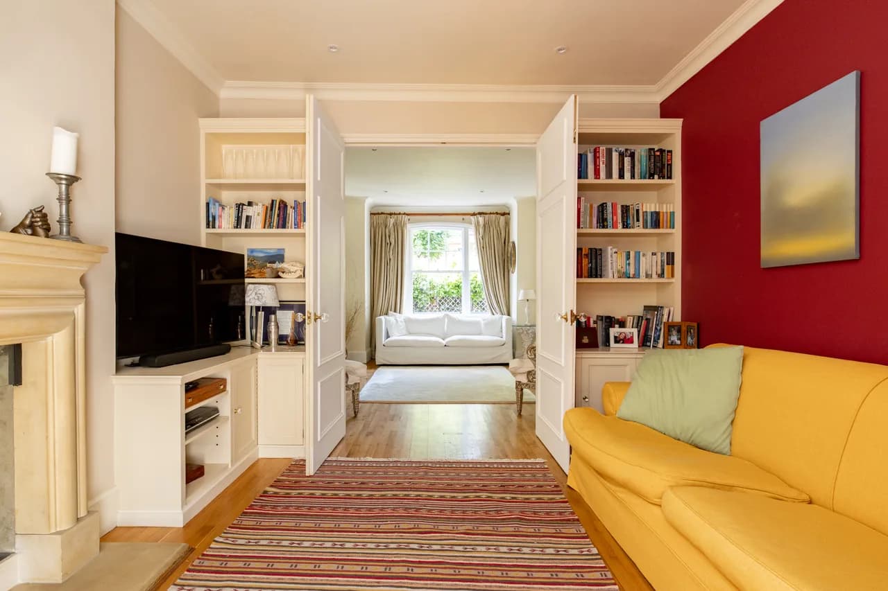 Spacious Family Five Bedroom Home in London photo 5