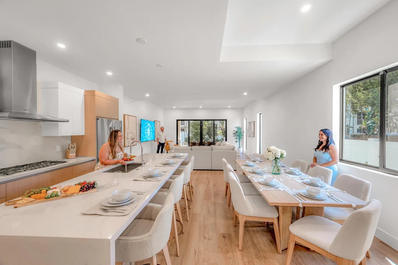 Centrally Located Townhouse with Heated Pool in Lauderdale Harbors