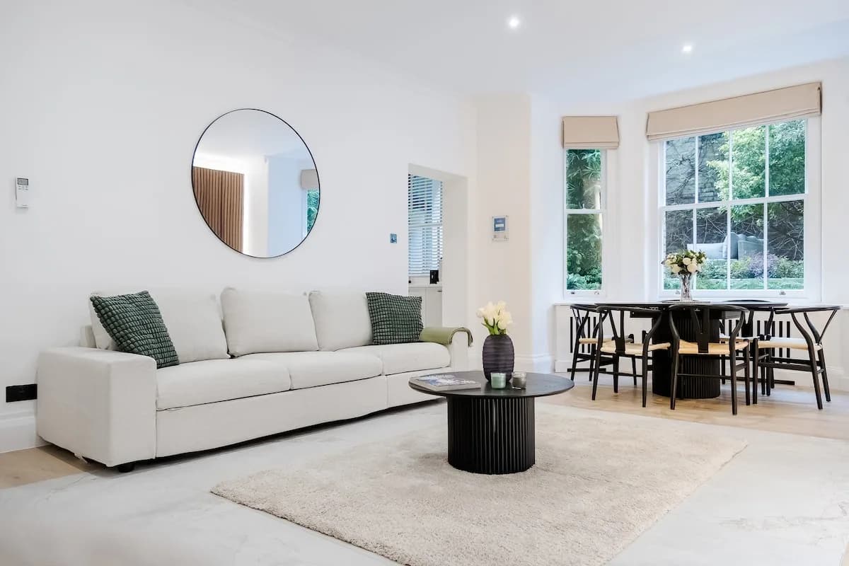 Modern Two Bedroom Apartment in South Kensington, London photo 5