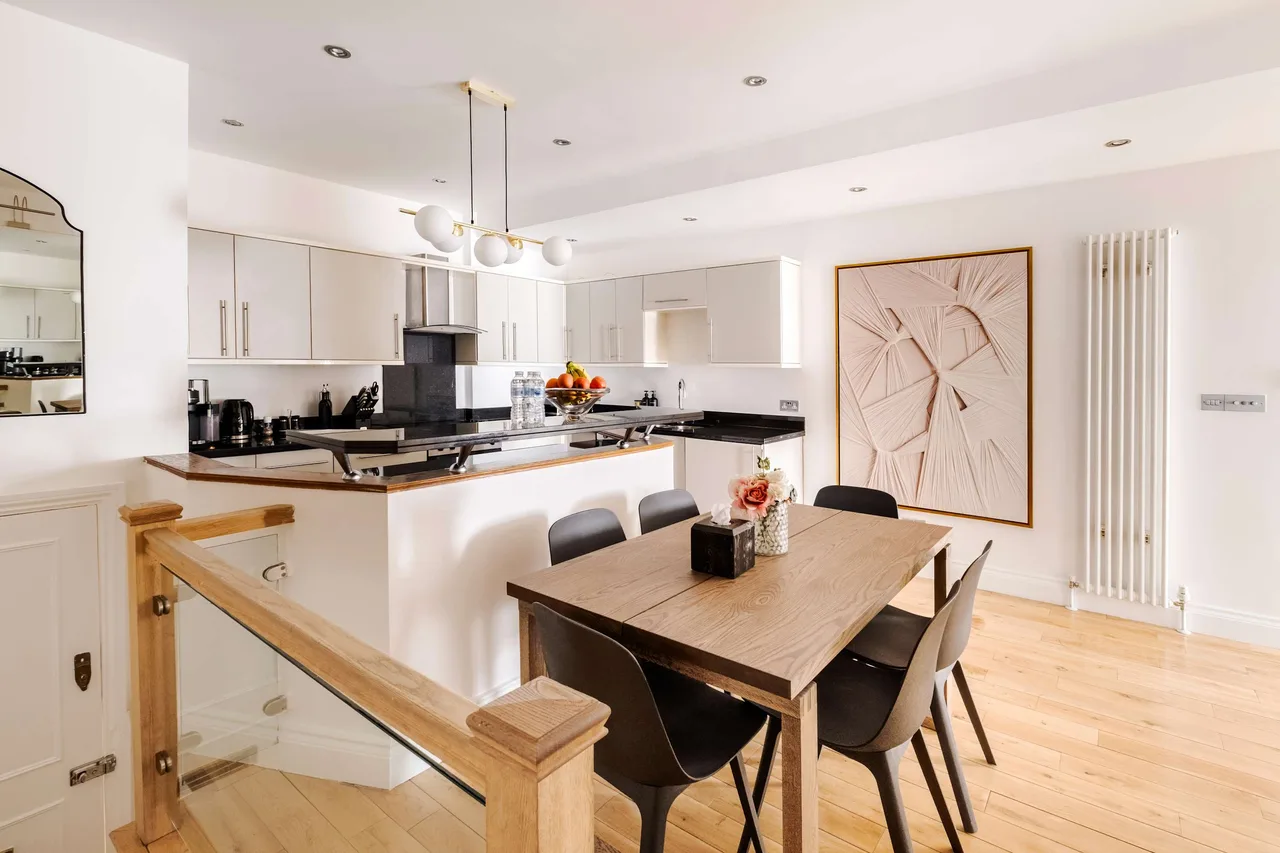 Elegant Two Bedroom Apartment in London photo 3