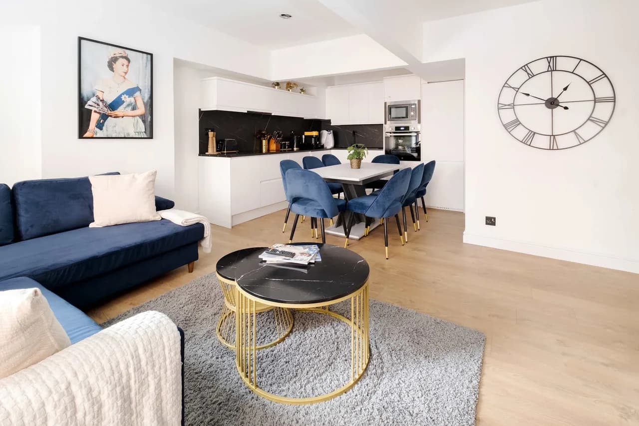 Charming Three Bedroom Apartment in London photo 3